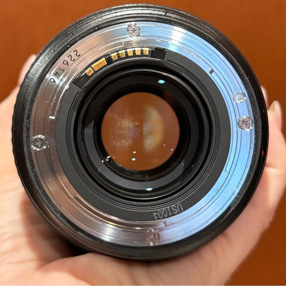 Canon EF 24-70mm Lens - Black and Red - Picture 8 of 9